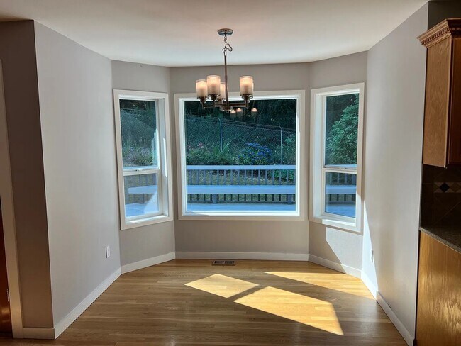 Building Photo - STUNNING CUSTOM HOME! IN STEILACOOM- MINUT...
