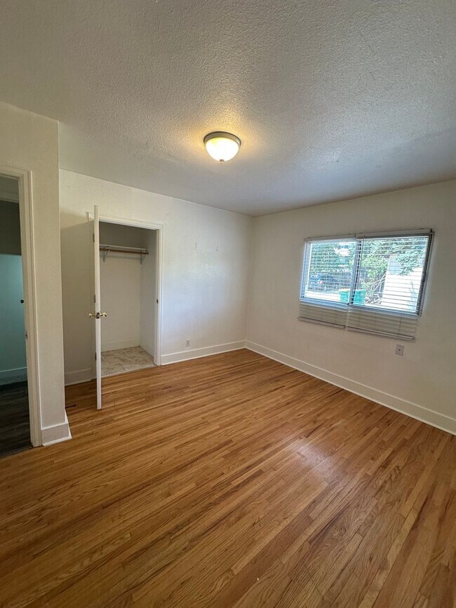 Building Photo - 4 Bedroom Large Home Available, close to UNC