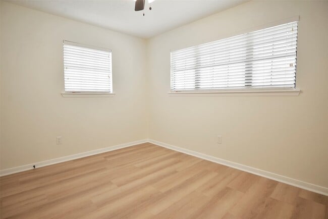 Building Photo - 536 Castlelake Dr