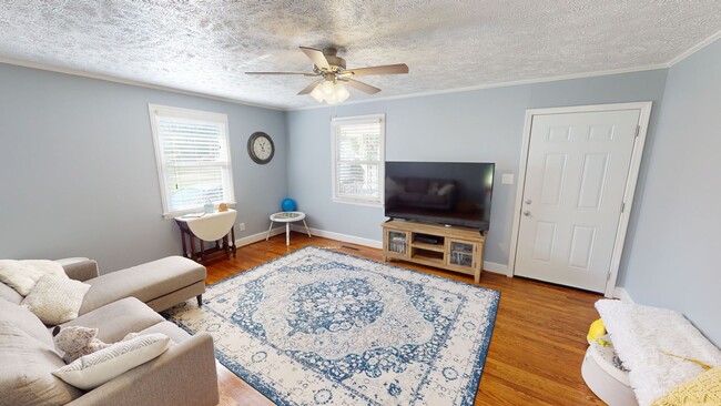 Building Photo - Fully Renovated 3 Bedroom GEM close to sho...
