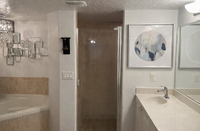 Building Photo - 561 Casa Bella Dr