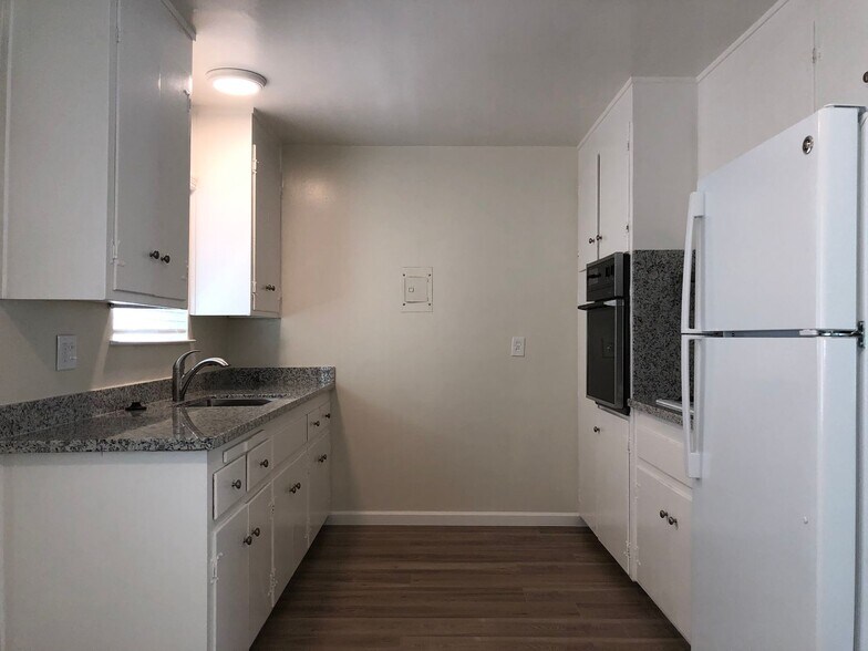 Building Photo - 834 Opal Dr