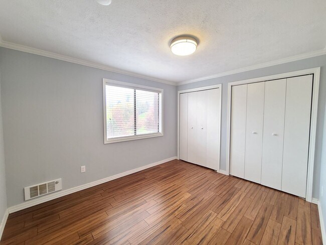 Building Photo - $1,695 - 2 Bed / 2 Bath Spacious Top Floor...