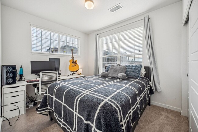 Building Photo - Spacious and Bright Modern 3-Bedroom Condo in Parker!