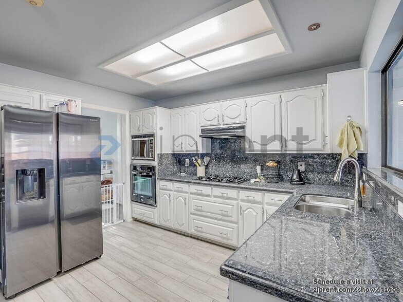 Building Photo - 4211 Meadow Ridge Dr