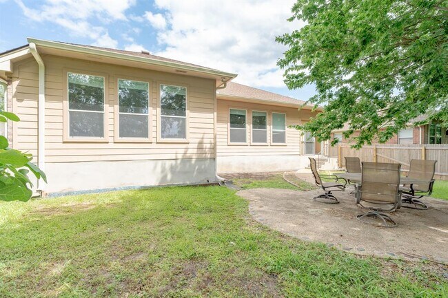 Building Photo - 1511 Weatherford Dr