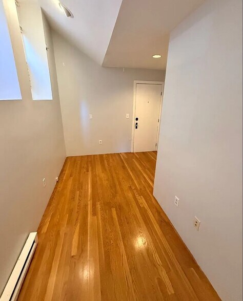 Building Photo - 452 Park Dr