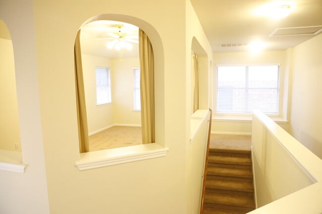 Building Photo - Fabulous 3/2.5   Home in Circle C - Great Views, Yard, Beautiful Home!