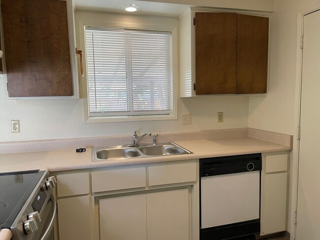 Building Photo - Newly Updated 3 Bedroom 2 Bath Home