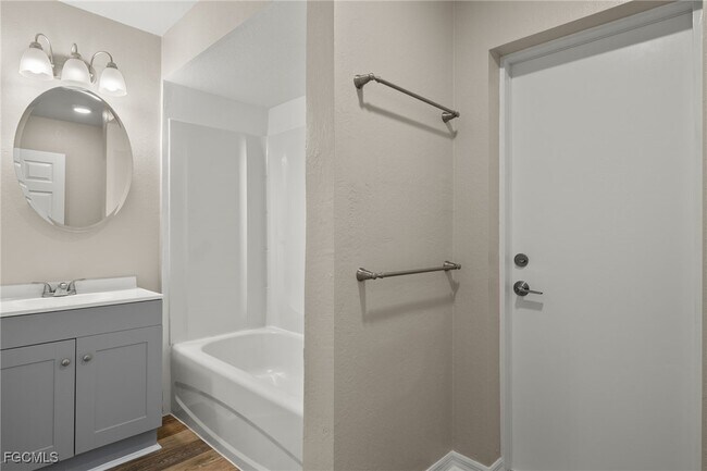 Building Photo - 3919 SW 14th Ave