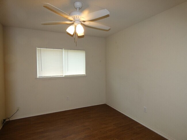 Building Photo - 10325 Bear Hollow Dr