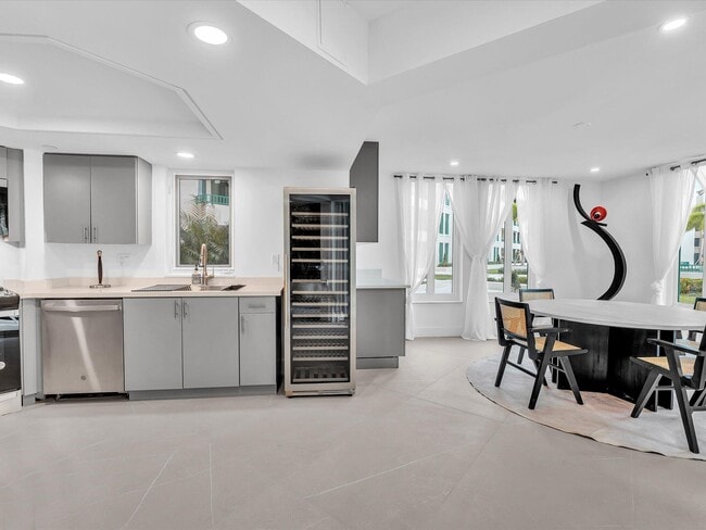 Building Photo - 120 SE 5th Ave