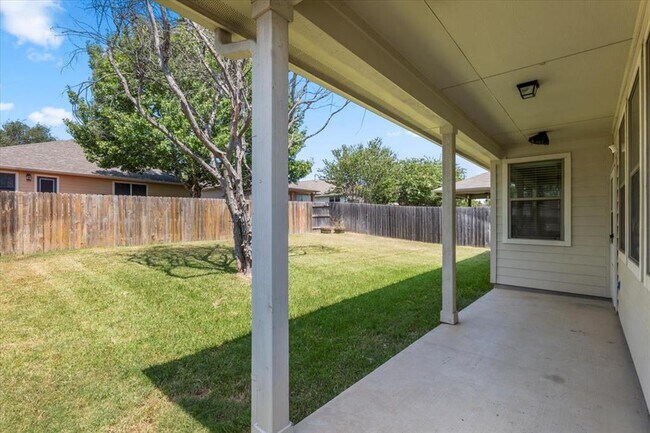 Building Photo - 2041 Livonia Dr