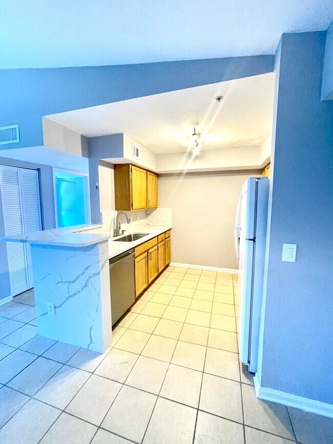 Building Photo - Newly Upgraded and Spacious 2B/2B Unfurnis...