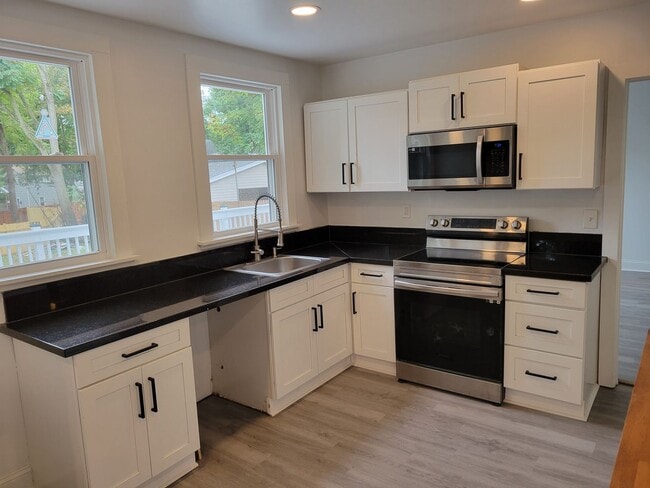 Building Photo - Gorgeous 5 bed 3.5 Bath in Madisonville!!