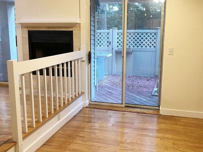 Building Photo - Spacious 2 BED 1.5 BATH Condo rental close to Quincy Center!