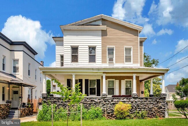 Primary Photo - 1003 Walnut Ave