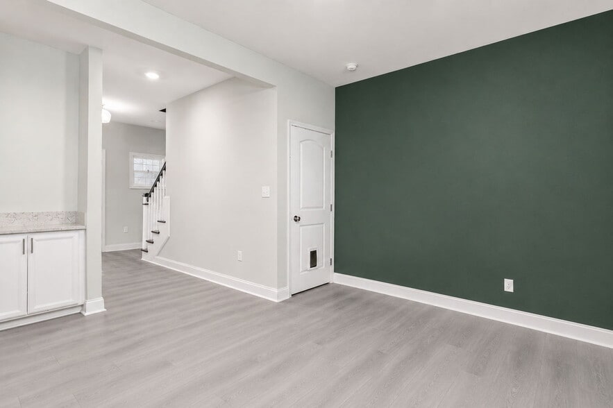 Building Photo - 1573 Helmsdale Dr