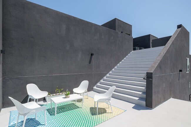 Building Photo - 3045 W Boulevard3H-3H