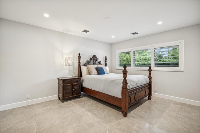 Building Photo - 2657 NE 26th St