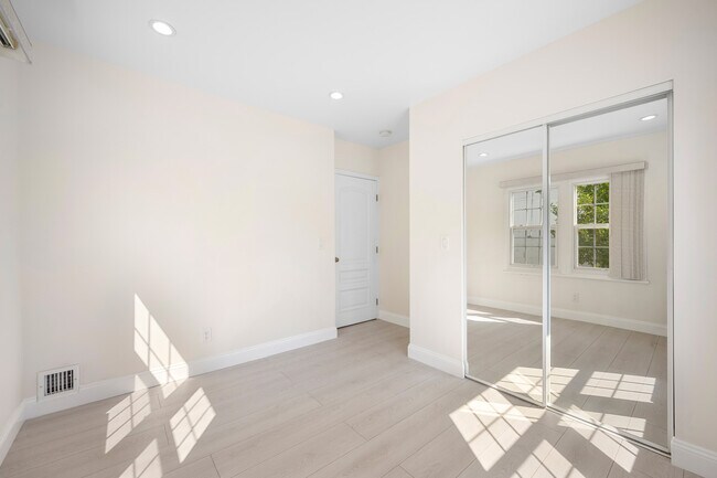 Building Photo - 729 Glenmore Blvd