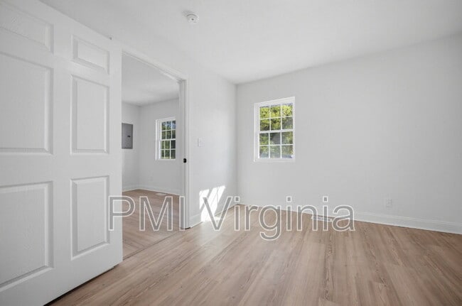 Building Photo - 307 N 4th St