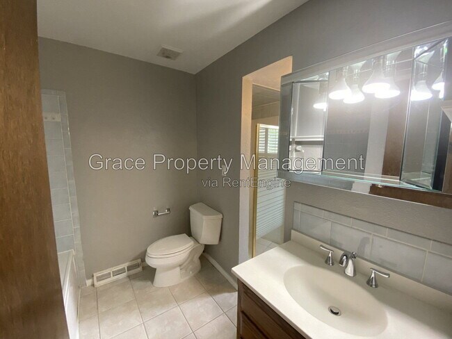 Building Photo - 10870 Stuart Cir