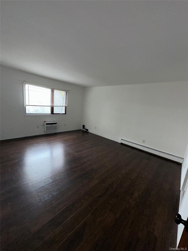 Building Photo - 83 Manorhaven Blvd