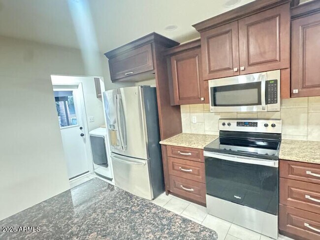 Building Photo - 4816 S Taylor Dr