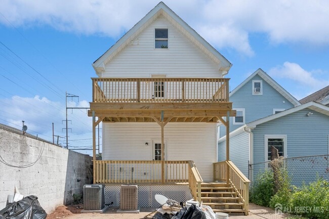 Building Photo - 318 Seaman St