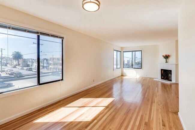 Building Photo - Top-Floor 2BD/1BA Near Ocean Beach & Golden Gate Park