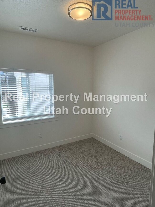 Building Photo - Half Off First Months Rent! 4 bedroom Town...