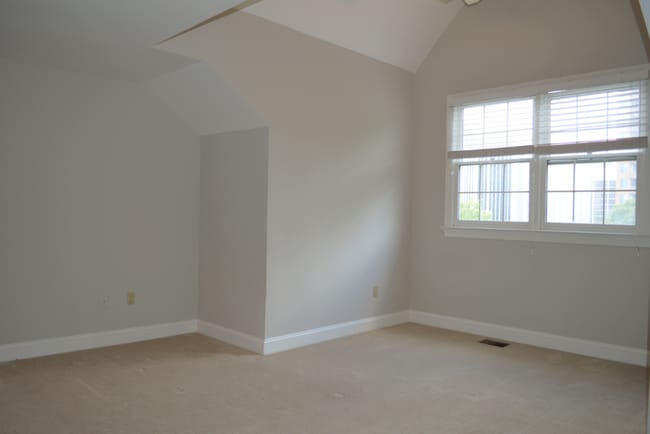 Building Photo - Large Townhouse 3 Bedroom 2 Full Baths and...