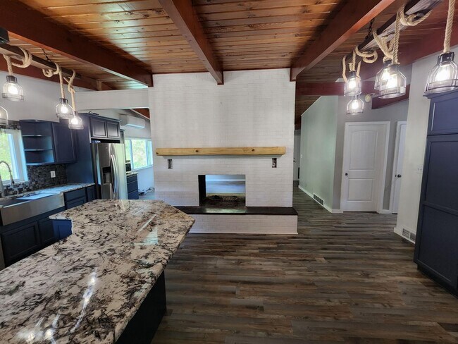 Building Photo - 7201 N Beehive Rd