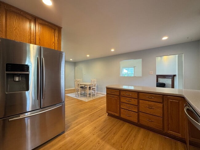 Building Photo - Beautiful 3 Bed 2.5 Bath Single Family Hom...