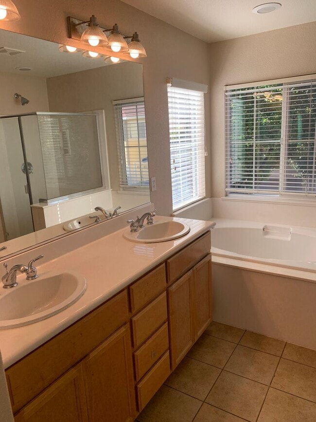 Building Photo - Beautiful 4 Bedroom, 2.5 Bath Mountain Hou...