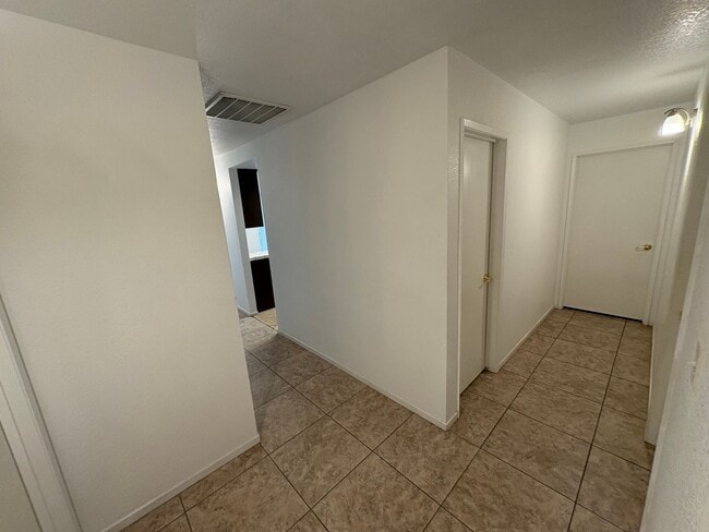 Building Photo - Charming home with Pool in Tulare Rent Ready!