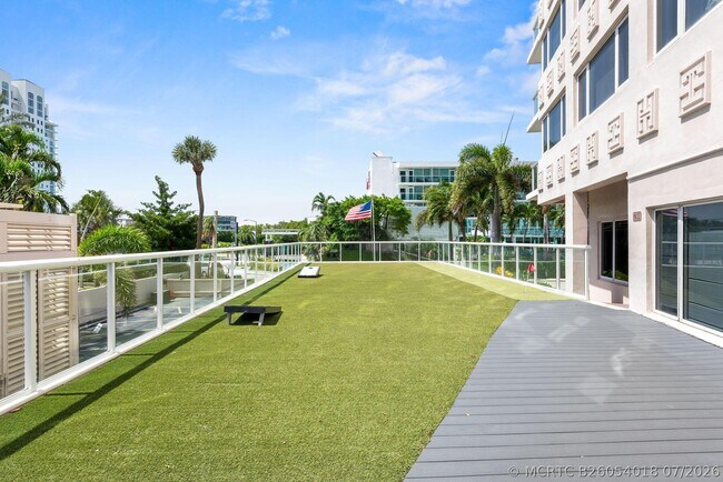 Building Photo - 3000 Holiday Dr
