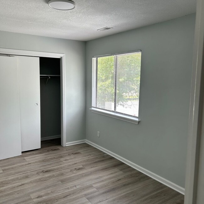 Building Photo - 2 Bedroom 1.5 Bathrooms