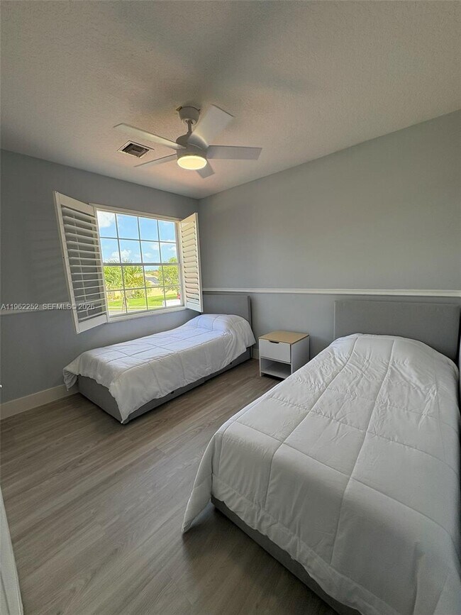 Building Photo - 10793 Oak Bend Way