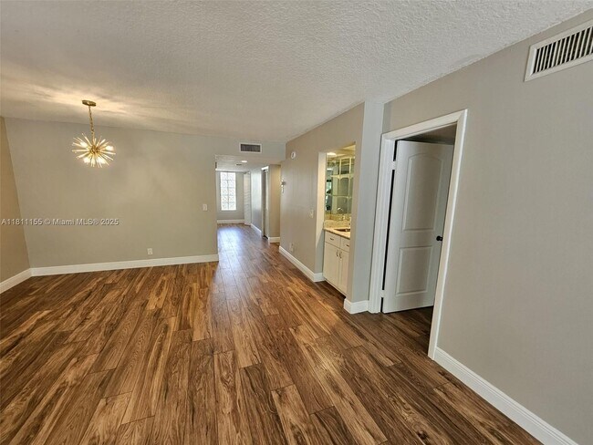 Building Photo - 302 Lakeview Dr