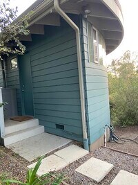 Building Photo - 872 Hanley Ave