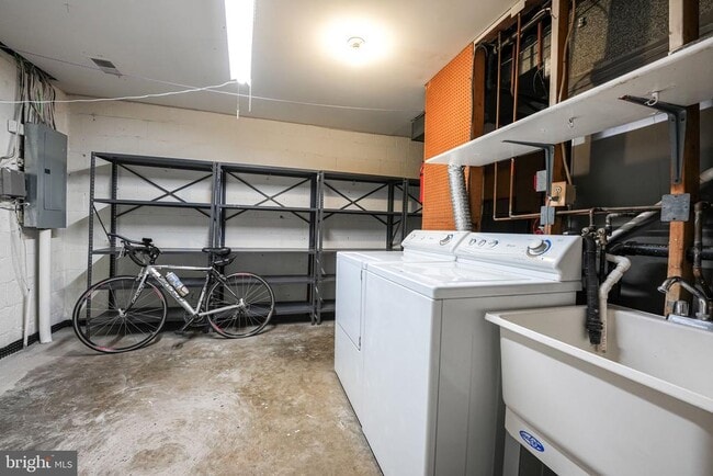 Building Photo - 4908 Sauquoit Ln