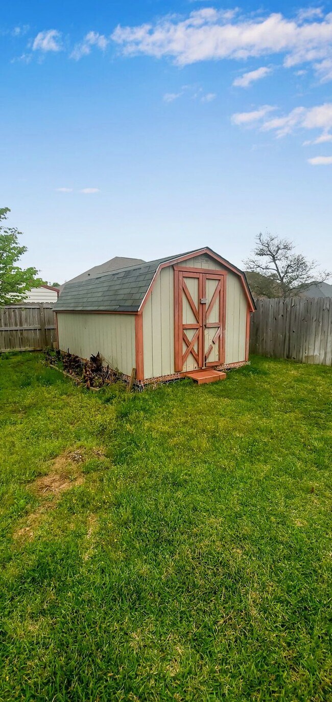 Building Photo - Clean and spacious home!