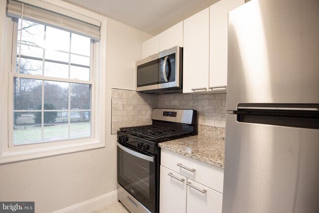 Building Photo - 202 N George Mason Dr