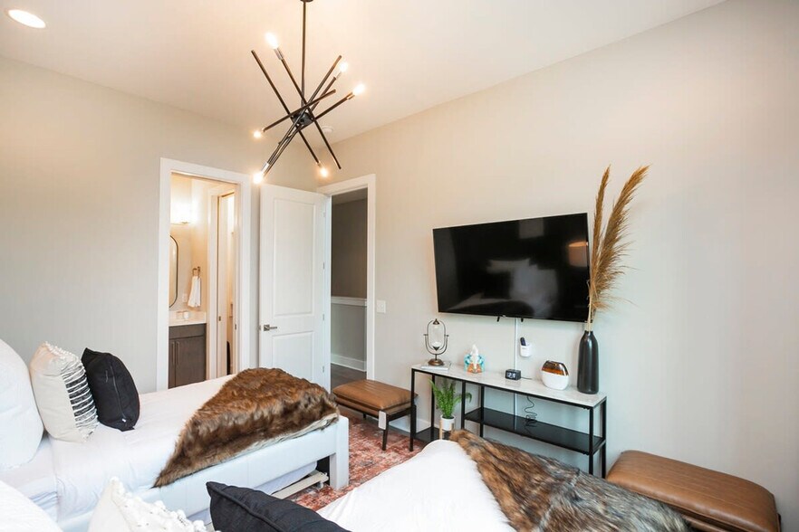 Building Photo - 1405 Napoleon St