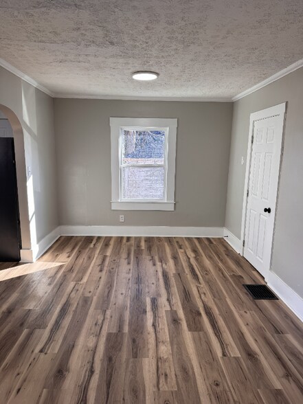 Building Photo - 208 W Brown Ave