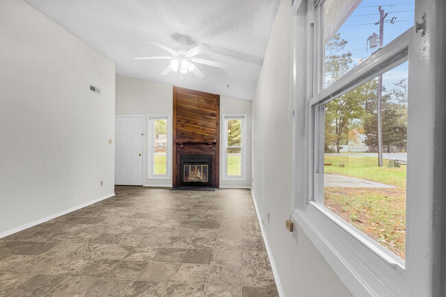 Building Photo - 1629 RaceTrack Rd