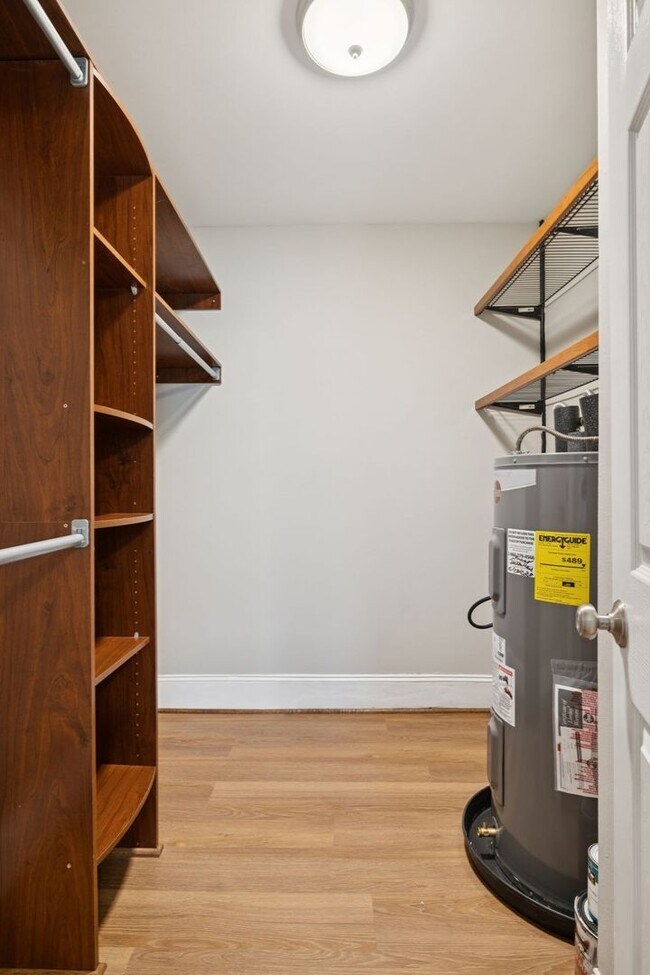 Building Photo - Walkable Location, Location, Location in G...