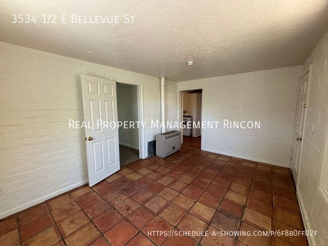 Building Photo - 3534 1/2 E Bellevue St-